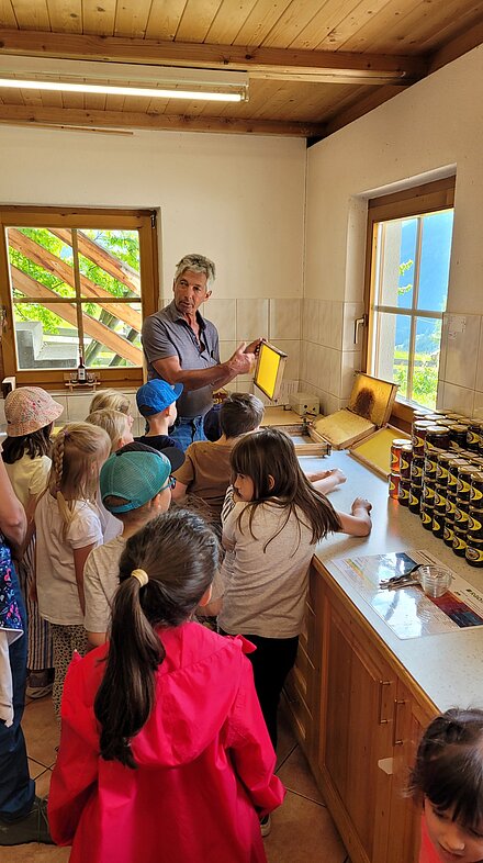 Im Schleuderreum wird das vorbereiten der neuen Waben erklärt Im Schleuderreum wird das vorbereiten der neuen Waben erklärt